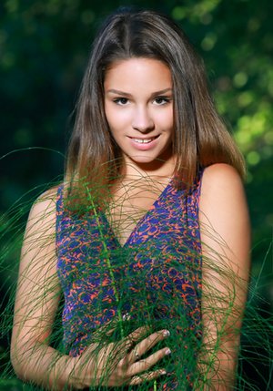 Met Art invite you to explore free pictures featuring Emmy exhibit superb form