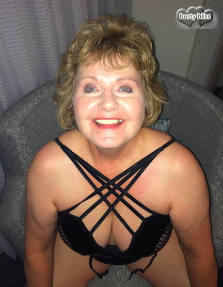 TAC Amateurs offers a free xxx photo gallery with Busty Bliss in toying twat porn scene